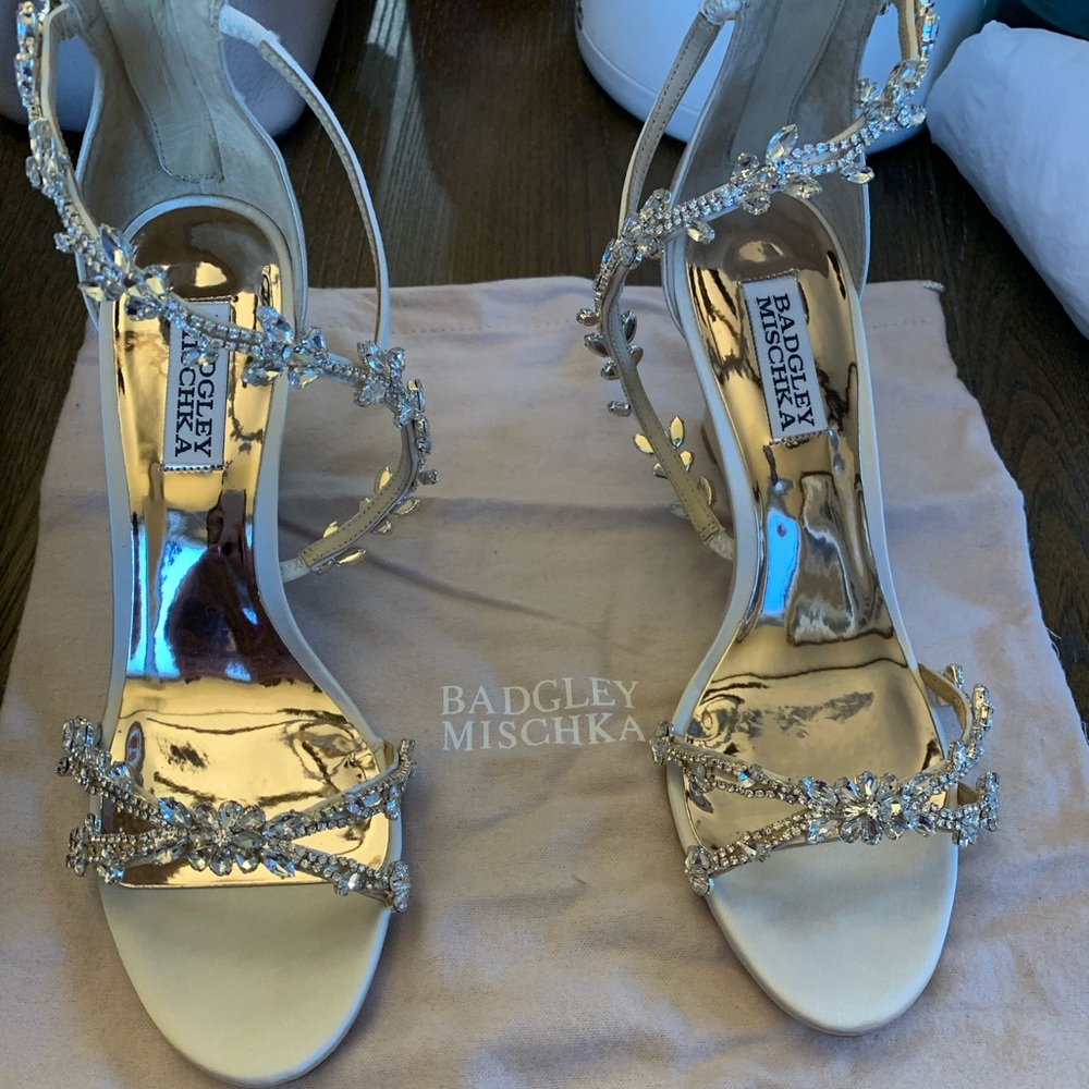 Badgley Mischka Feather Crystal Embellished Evening Wedge Size 7.5